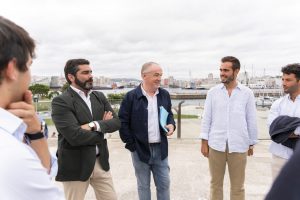 Paula Prado visita al candidato Miguel Lorenzo en A Coruña.