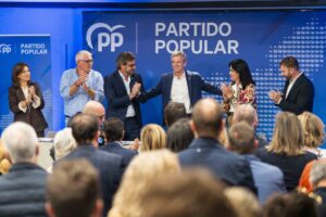 O presidente do PPdeG, Alfonso Rueda, e o presidente do partido na provincia, Diego Calvo, encabezan a Xunta Directiva Provincial do PP da Coruña xunto á secretaria xeral do PPdeG, Paula Prado.