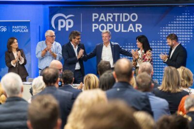 O presidente do PPdeG, Alfonso Rueda, e o presidente do partido na provincia, Diego Calvo, encabezan a Xunta Directiva Provincial do PP da Coruña xunto á secretaria xeral do PPdeG, Paula Prado.